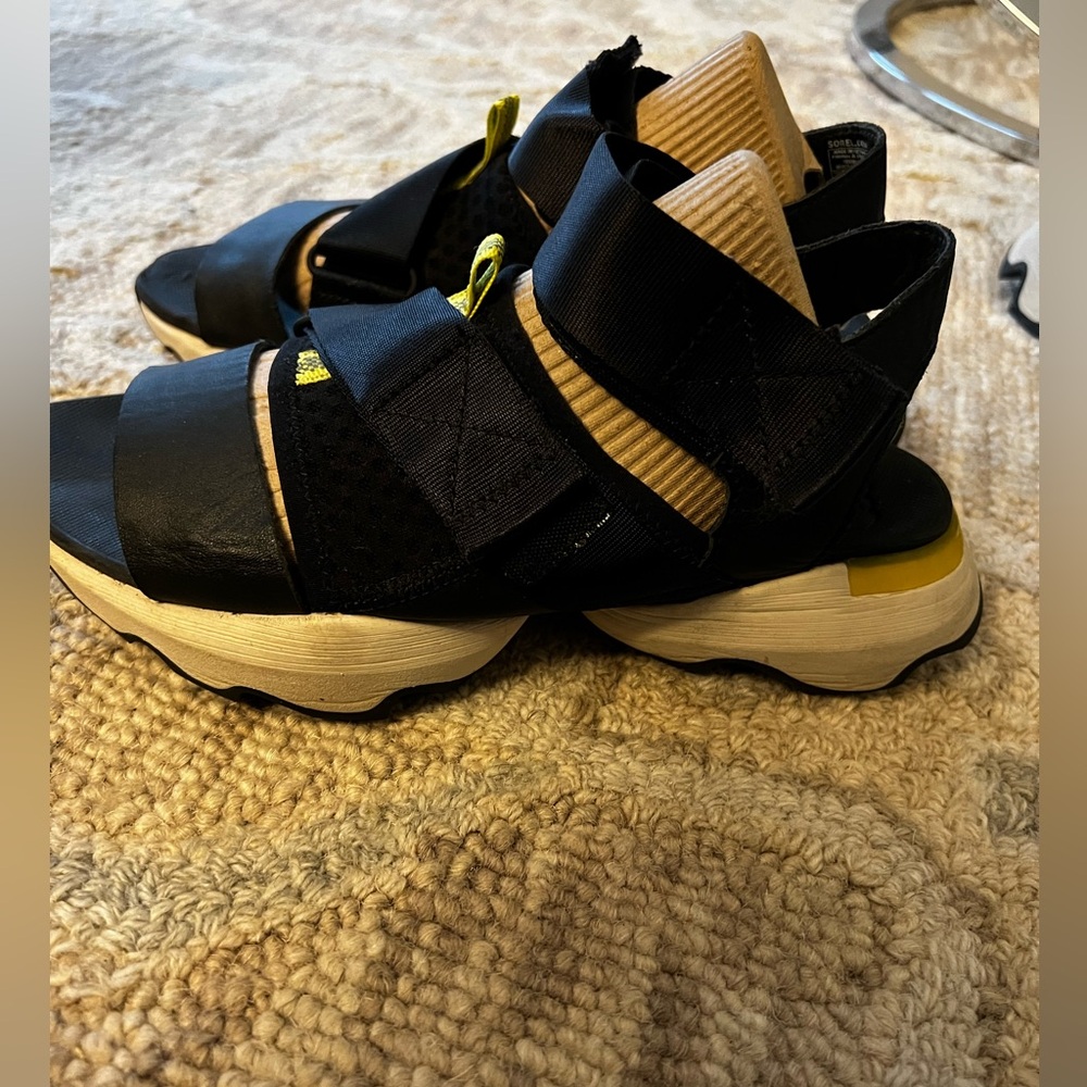 Sorel Kinetic Black  Strappy Sandals size 7.5